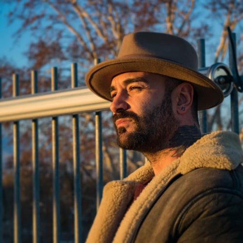Photo de portait d'un homme avec un bonnet circulaire.Accueil