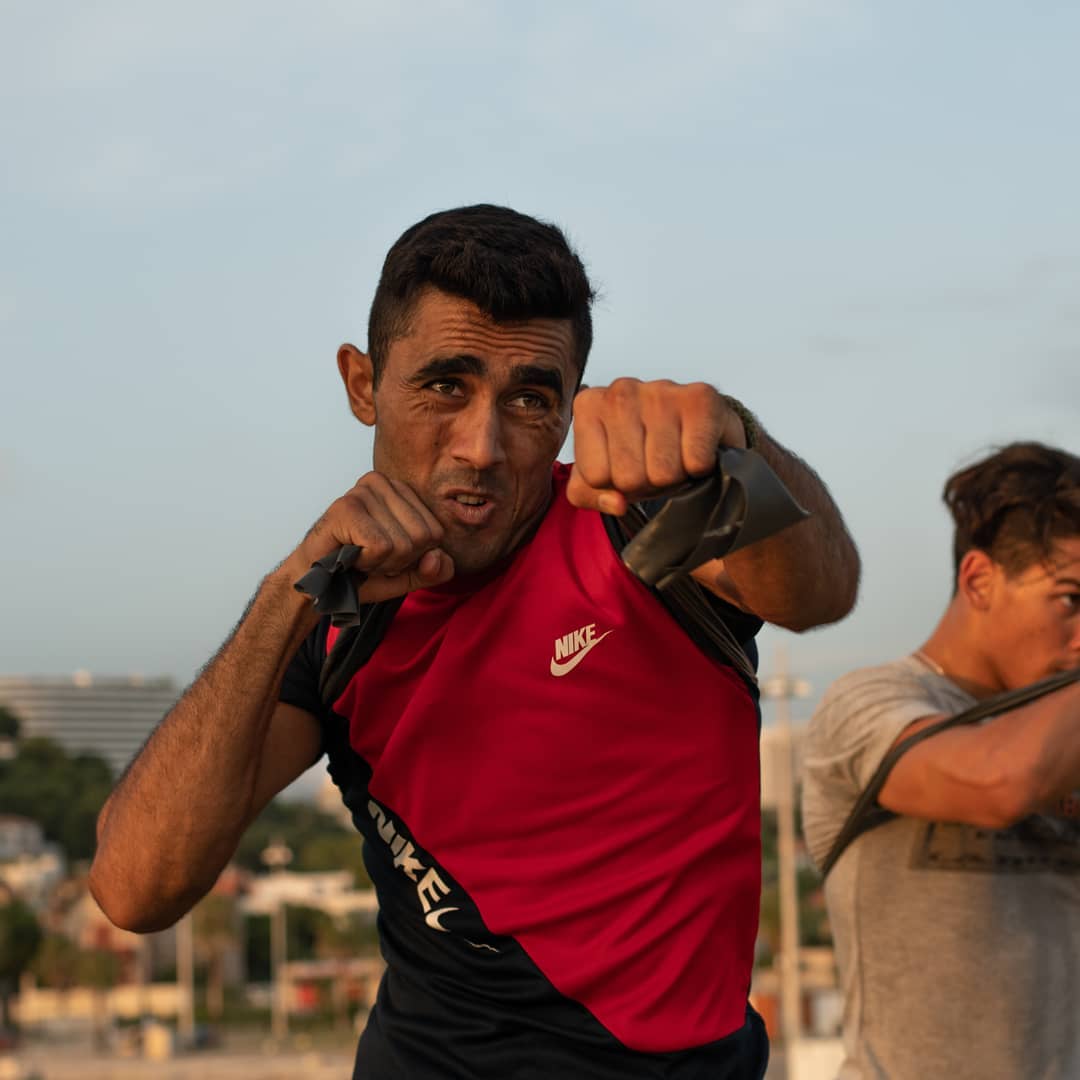 Photo Artistique d'un model a l'ombre, derrière lui il a des bambous.Accueil