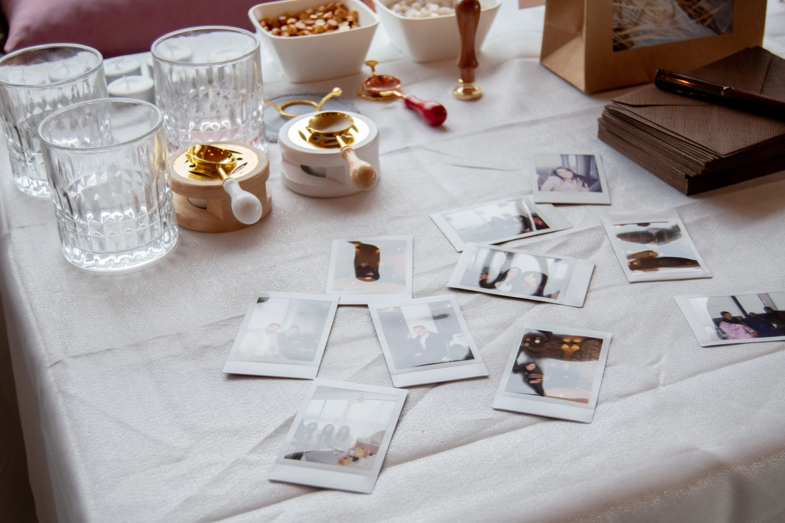paysage: rue parcoure par des personés a Venise, Italie